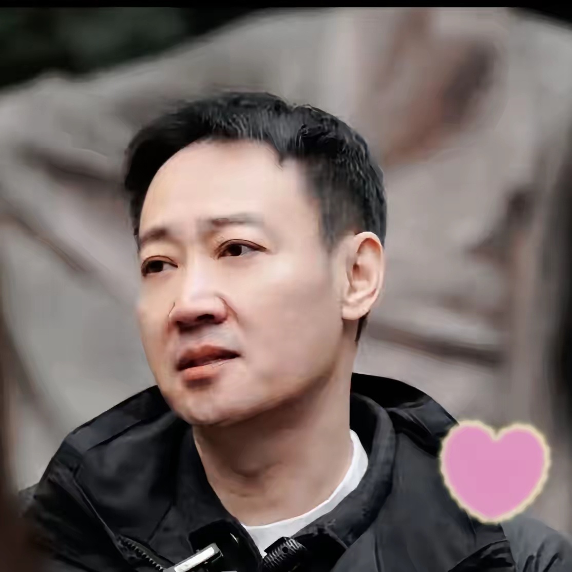 破防了，辛柏青接受采访，在采访中说：她走了以后，我心绞痛好些了，手脚不时地抖动也