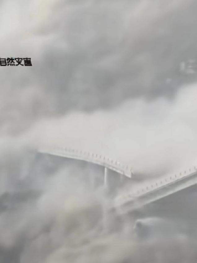 据澎湃新闻11月11日消息，四川阿坝州马尔康市红旗特大桥发生垮塌，暂无人员伤亡报