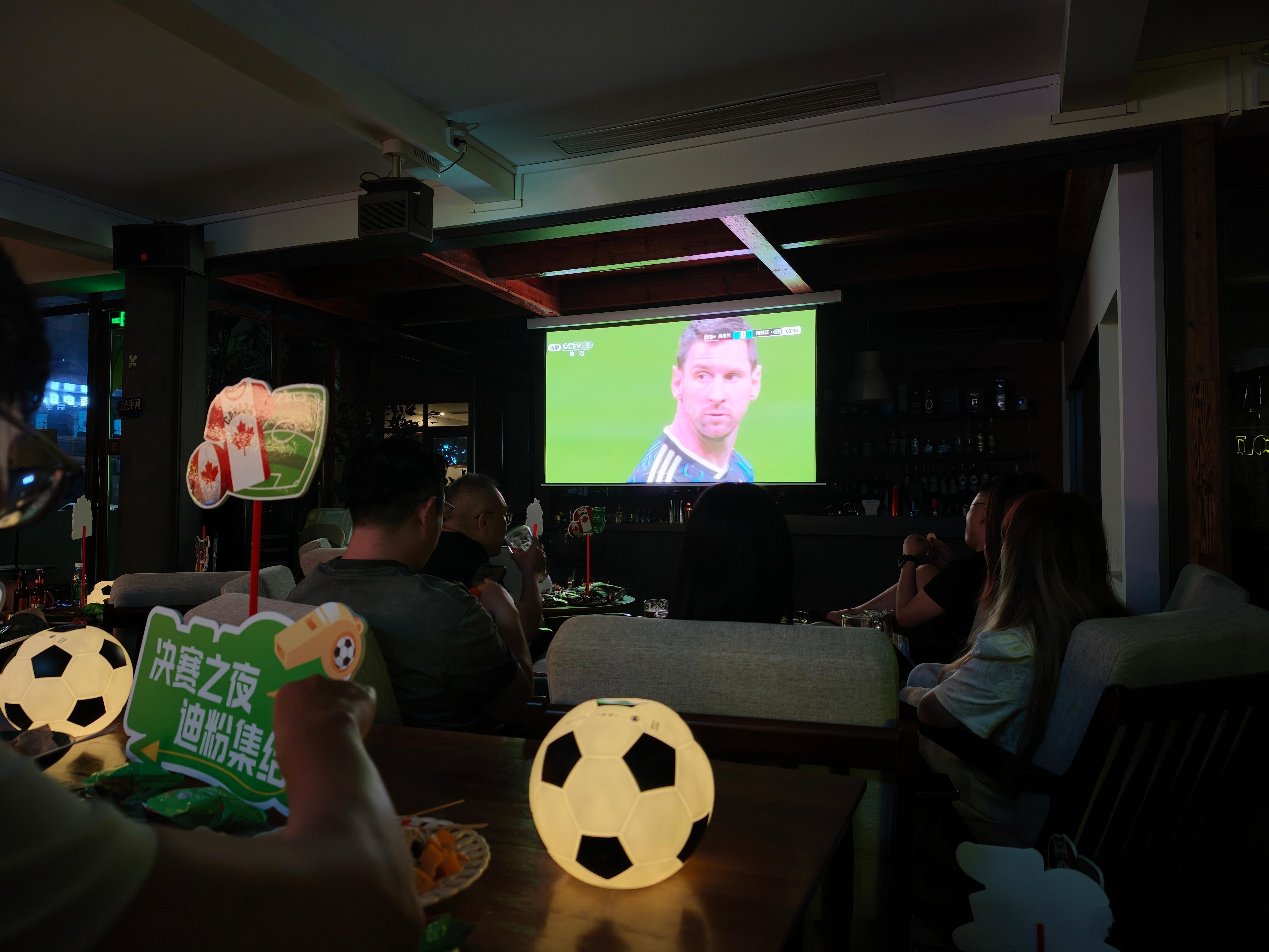 今晚可以，这么多人同时陪着熬夜看球⚽️，还有免费零食酒水！世界杯半决赛 也没几个