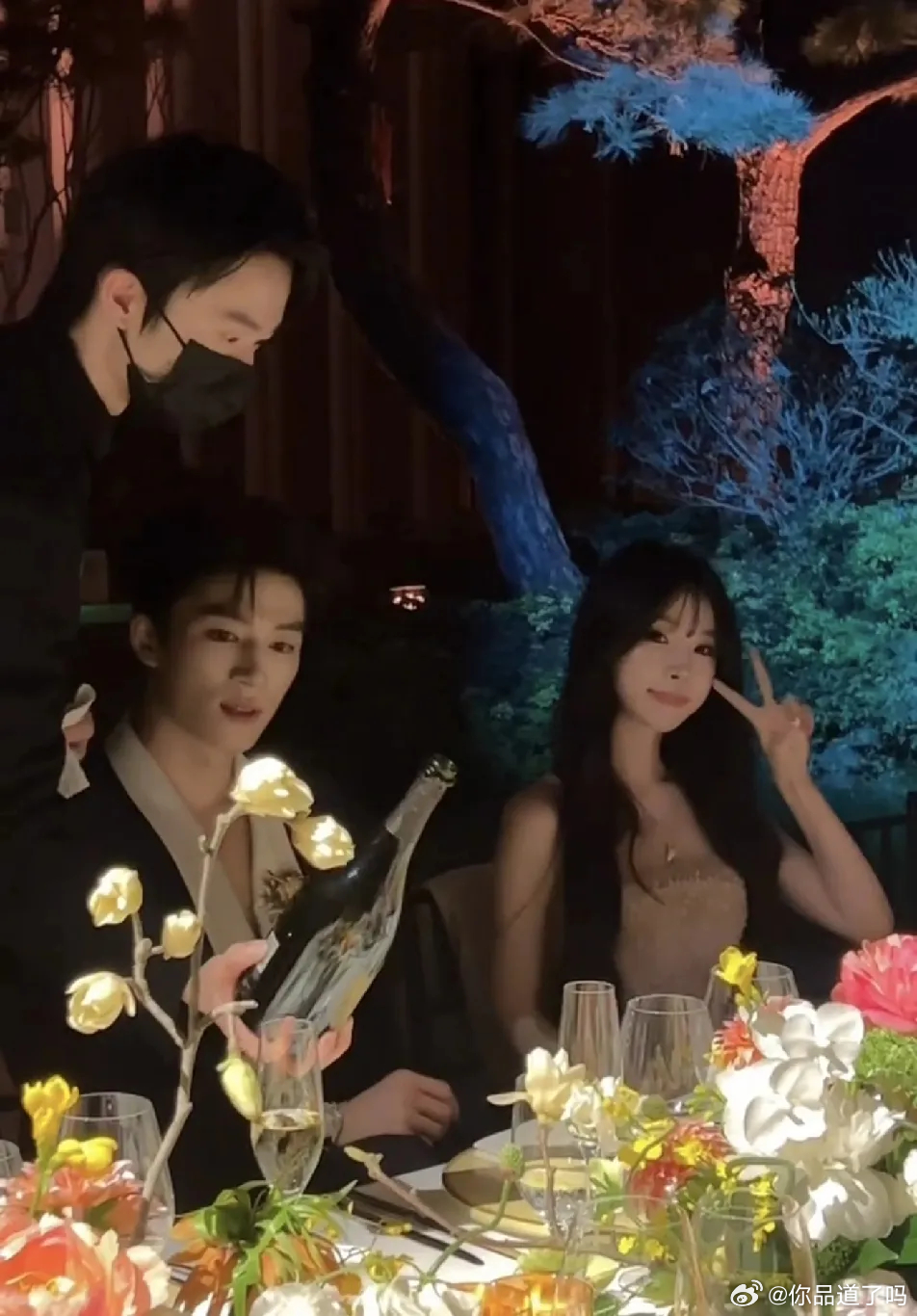 王星越作为Tiffany代言人，这次晚宴表现得似乎不太在状态，全程强颜欢笑。和品
