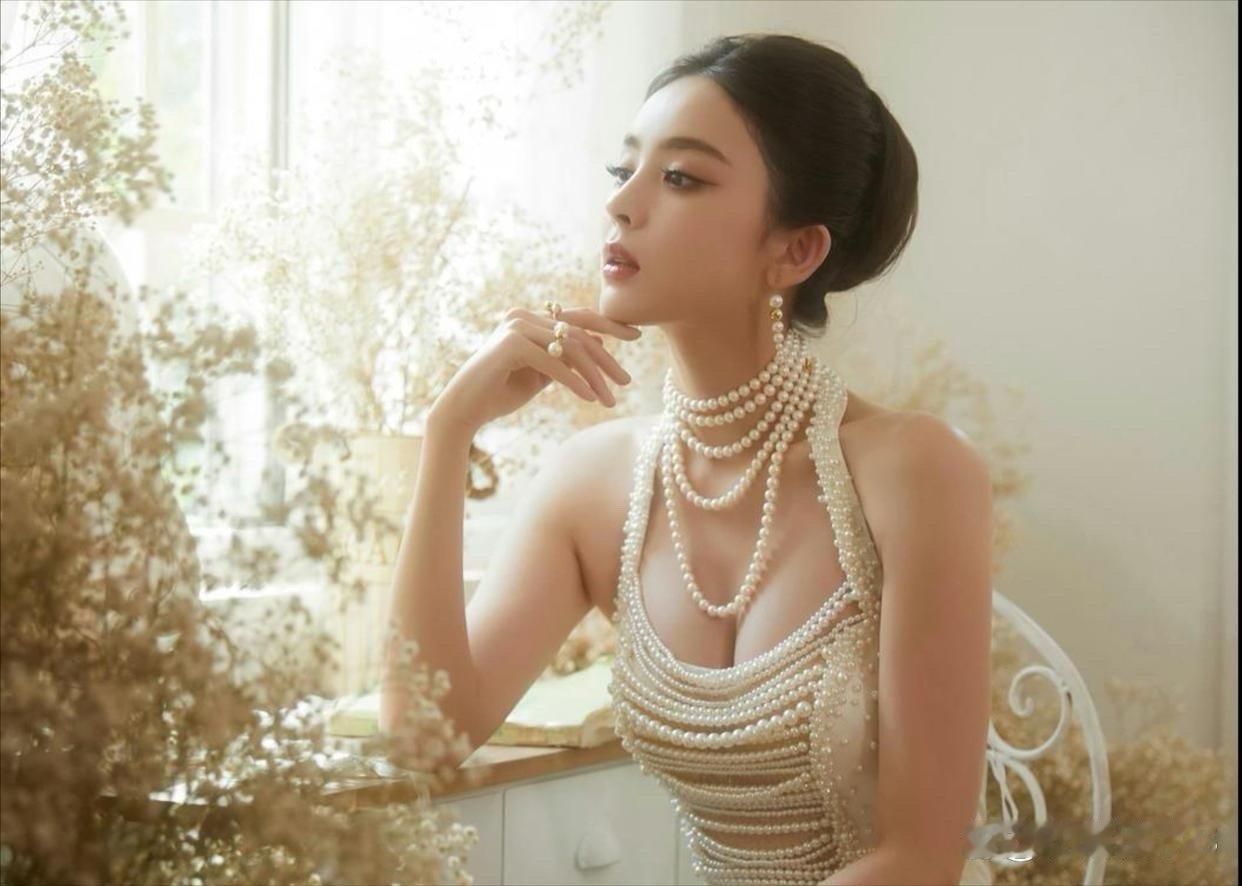 娜扎珠光闪闪 珍珠虽美 但人更美 