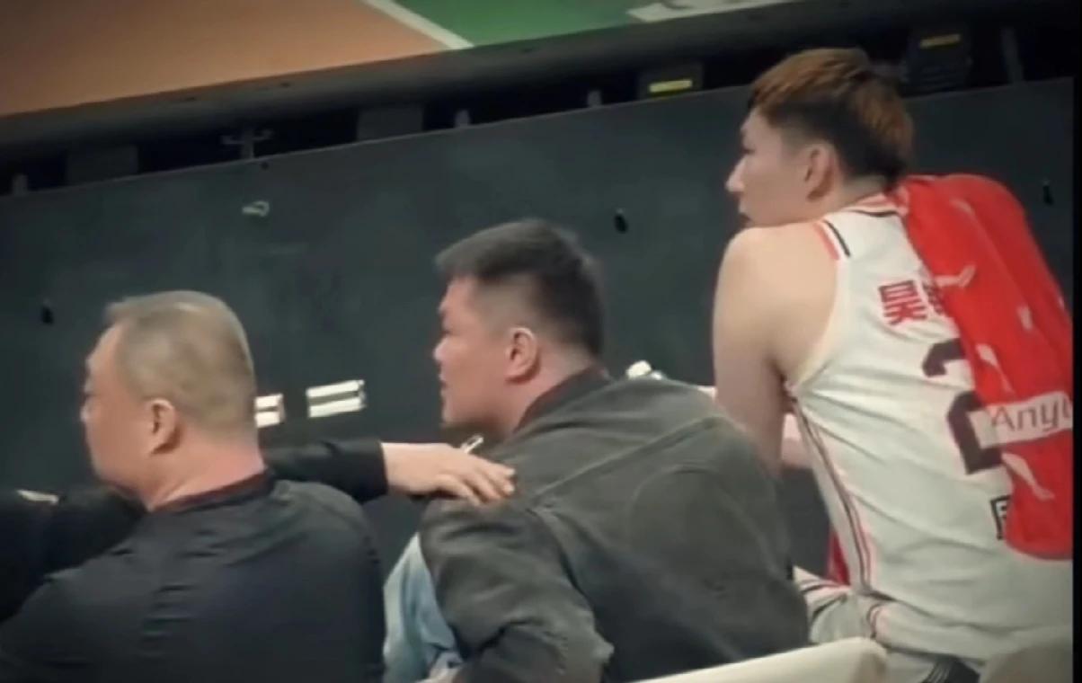 辽宁输球又输人，5大行为辽宁球迷的脸丢没了：
1.辽宁大比分落后，谩骂朱芳雨家人