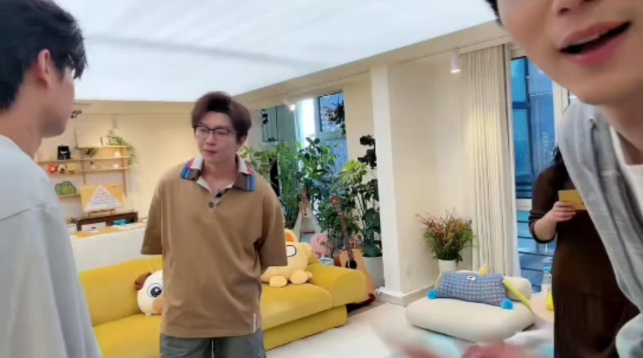 毛不易怎么瘦了这么多李雪琴问毛不易能不能展示一下朦胧腹肌毛雪汪直播健身成果大检阅