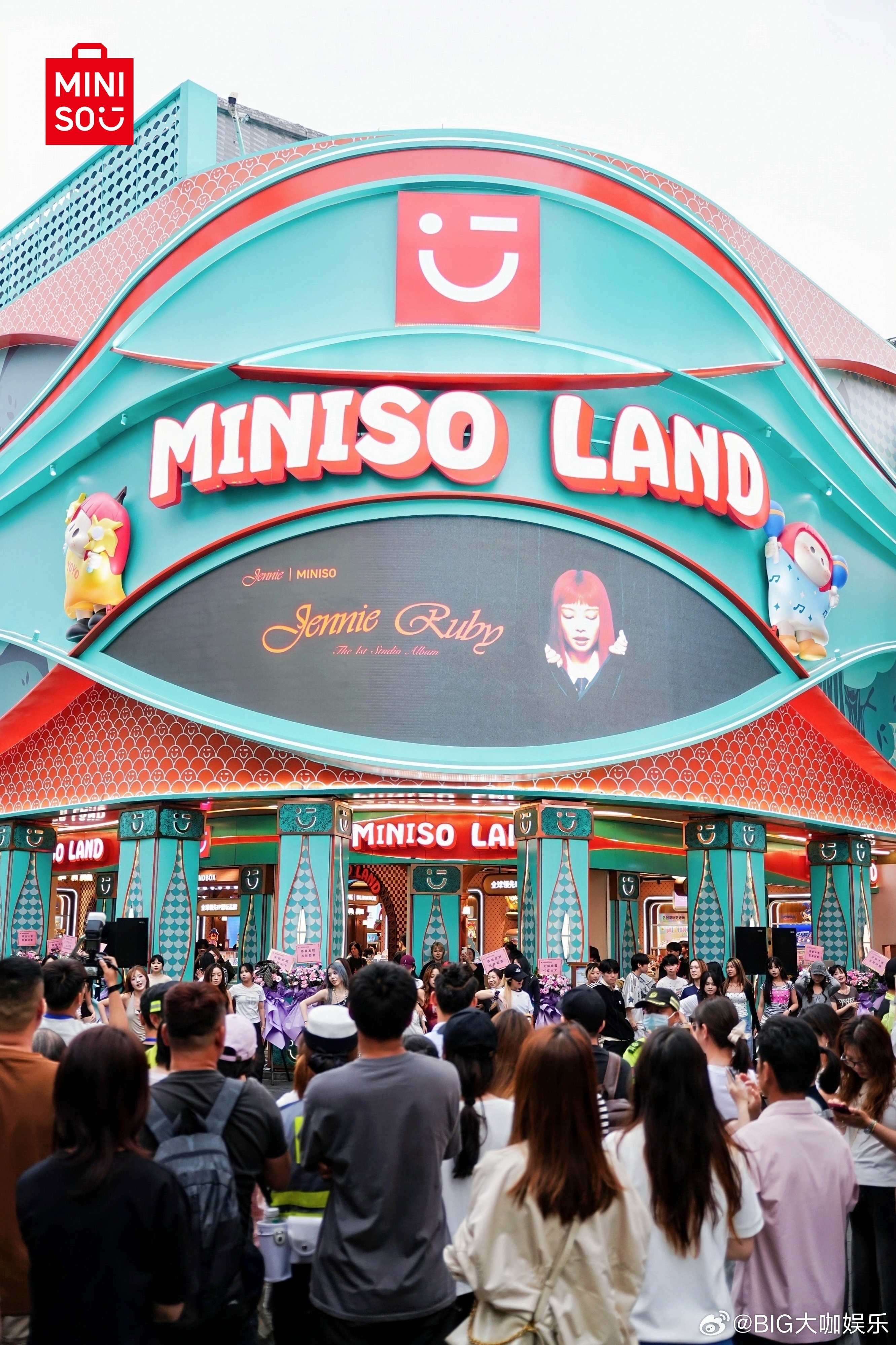 全深圳都在偶遇春日版黄朔 黄朔空降 minisoland，白西装温柔干净，粉色 