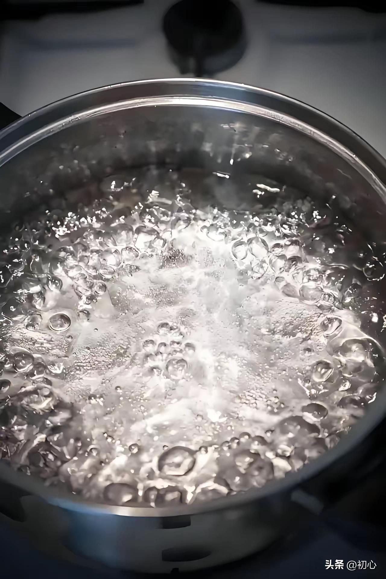 想法挺好？
急急忙忙接水做锅，冰箱里既有水饺也有馄饨，美美的来上一顿快餐，结果水