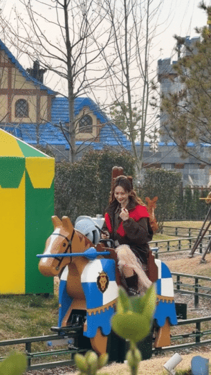 骑马的不一定是王子也可能是戚薇 骑马的不一定是王子，戚薇这操作太有创意，快发些她