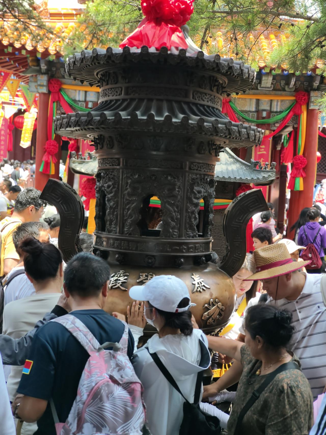 人区别于动物，人有思想，思想深处的内容自己知道，那些在泰山奶奶膝下磕头祈福的人都