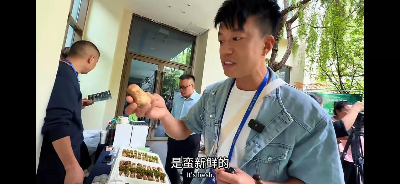 小东北近期的带货直播间人数颇为可观，销售额想必有所上升。以前他还叫“子云”的时候