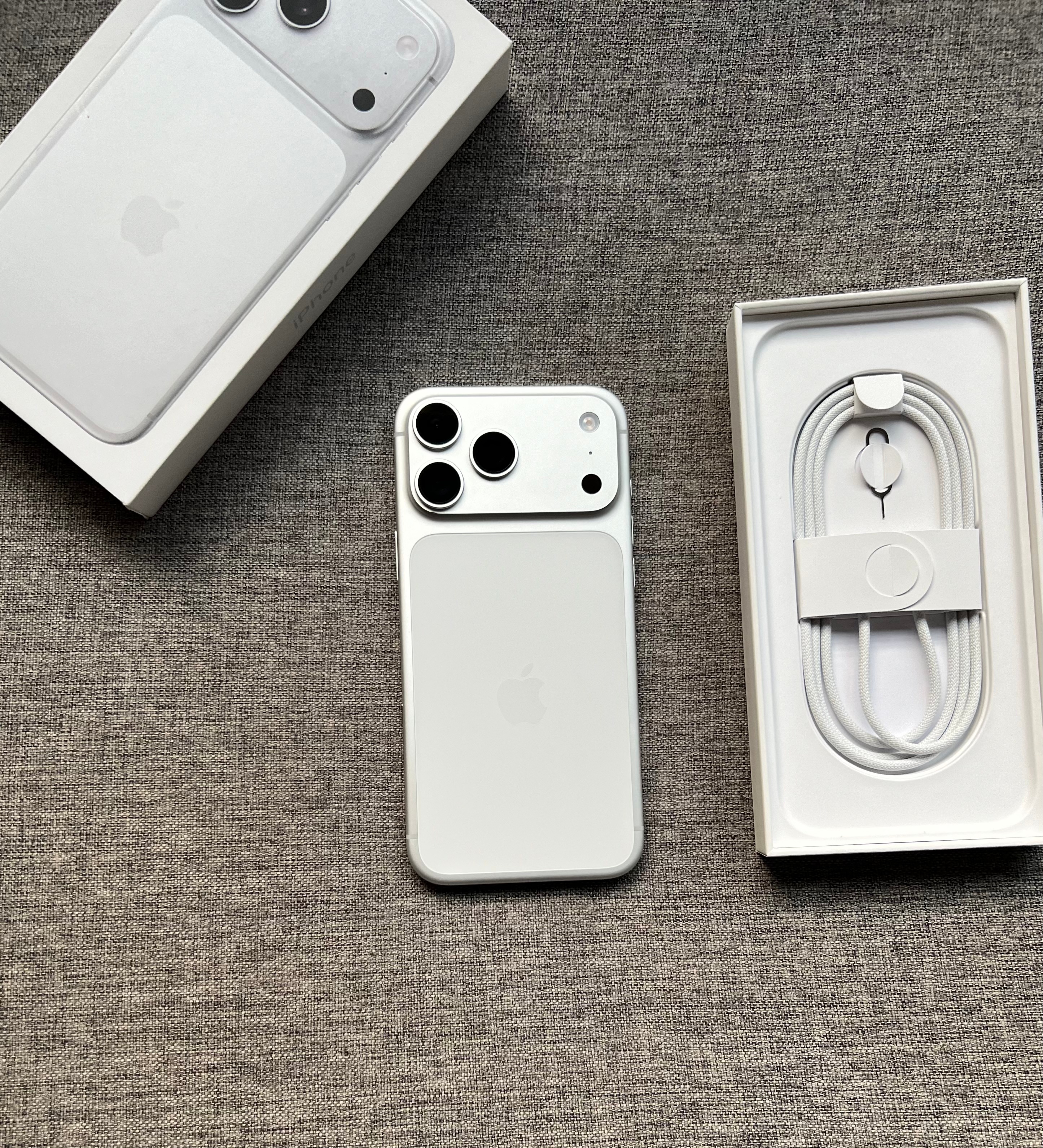 国行iPhone17 Pro Max 2TB 银色顶配，屏幕完美，中框小磕碰掉漆