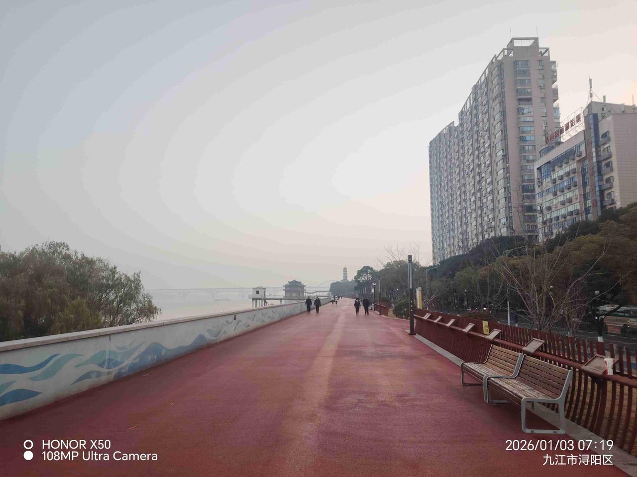 我的今日状态：😁轻松愉快
我这里的天气：🌤️多云长江岸边晨练打卡分享运动