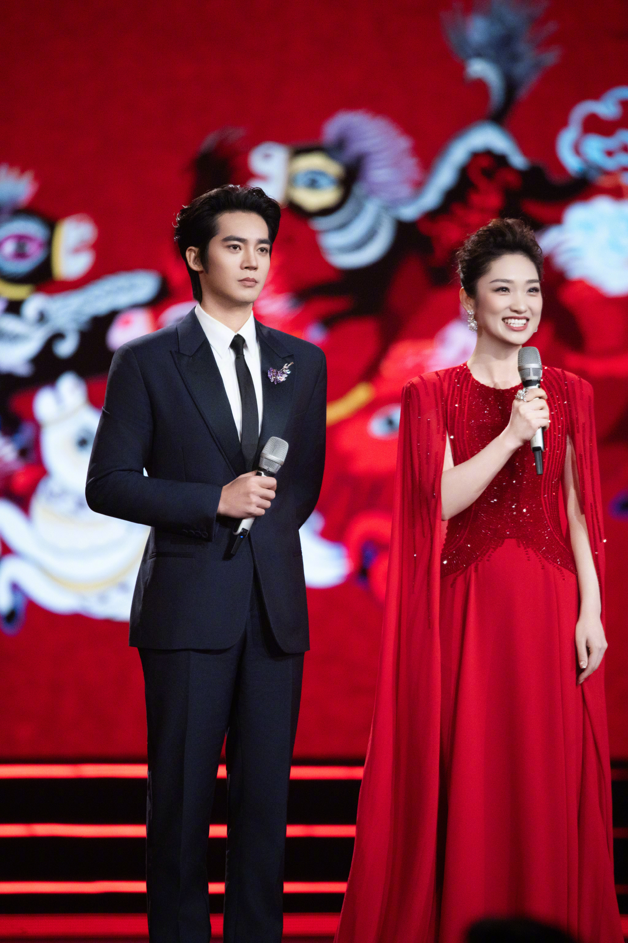 于适  佩戴CHAUMET天穹皓境高定珠宝套系凌空圣光主题胸针，出任 “百花迎春