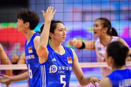 亚锦赛第二轮，中国女排以3-0赢了菲律宾女排。
两队实力悬殊，中国女排赢得很轻松