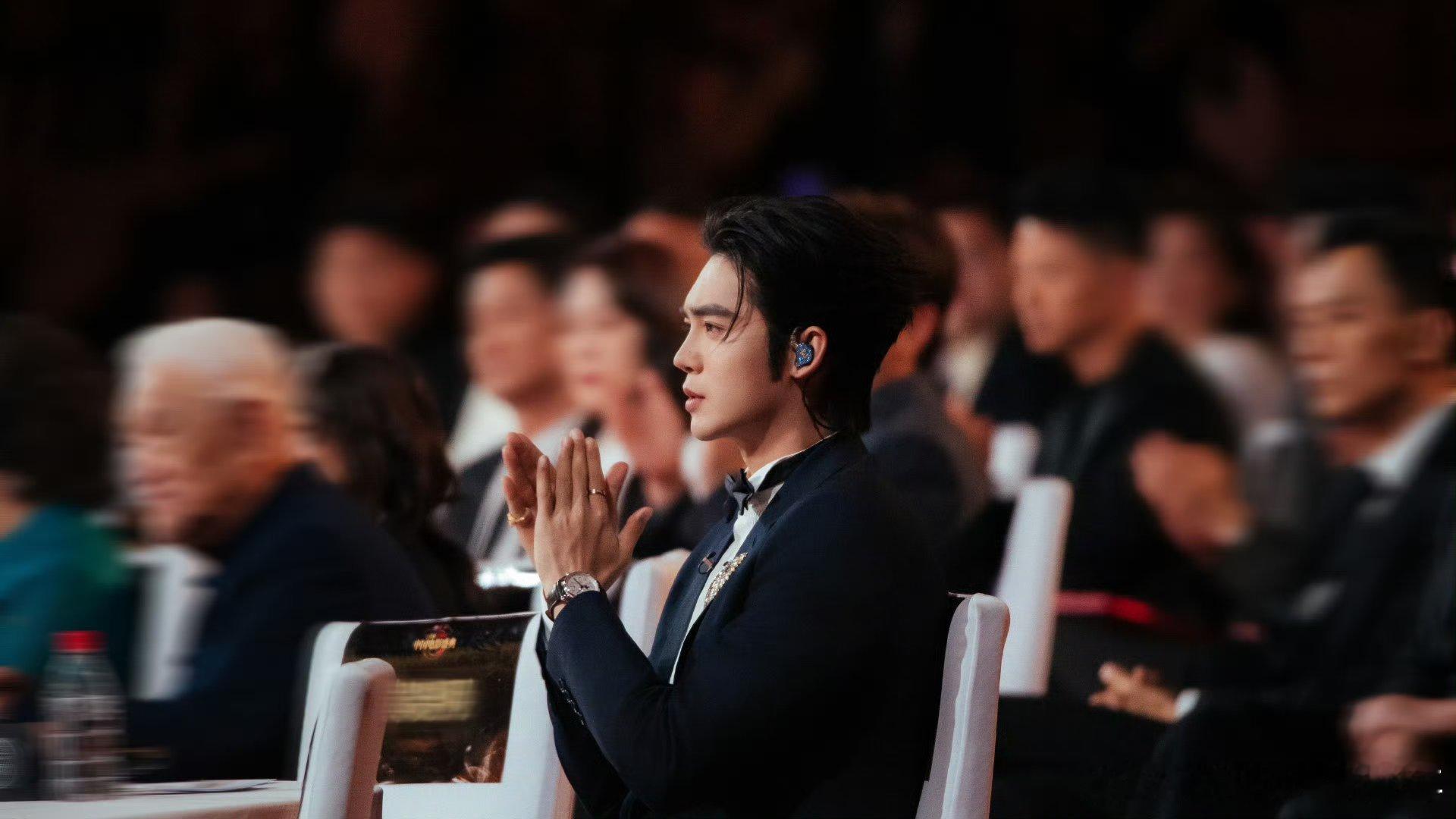 于适好一张年轻帅气的脸！众里寻他千百度。蓦然回首，那人却在，灯火阑珊处！于适 把