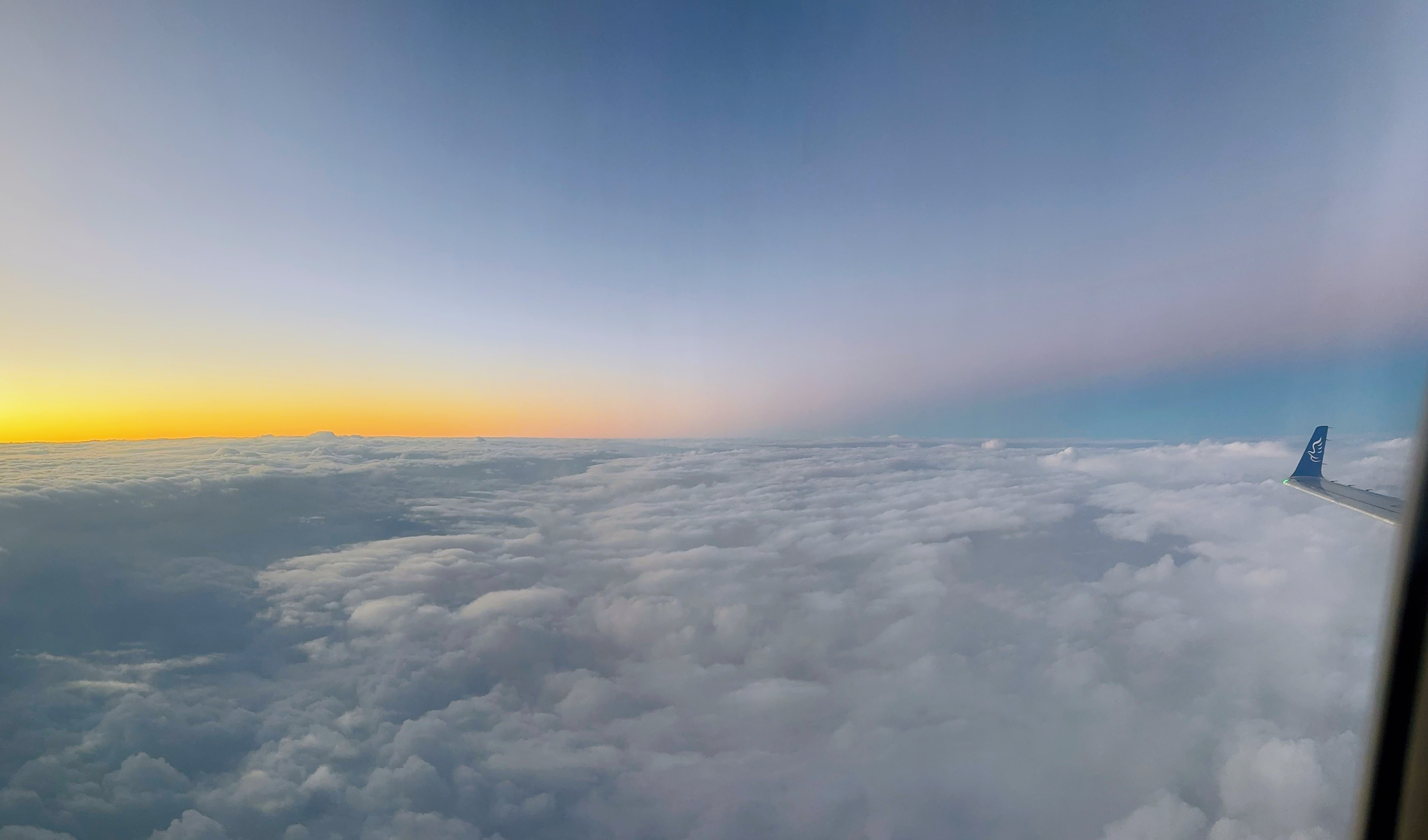 一张我在颠簸中狼狈拍出来的iPhone全景第一次在空中那么清晰看到了地影锥与维纳