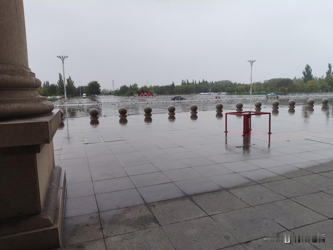 又下雨又冷的，只敢躲在火车站里面，而且石嘴山南站附近也没啥好玩，本来想着作为中转