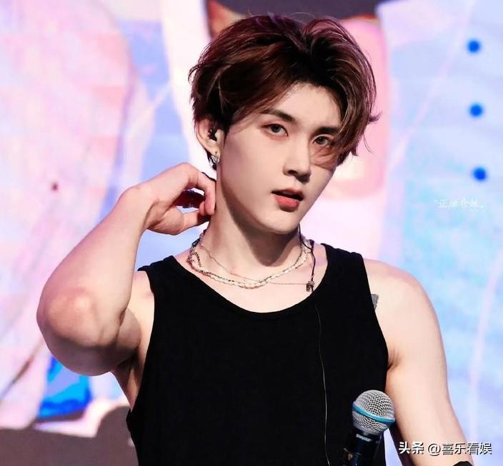 25岁男星李权哲，被官方打脸！
 
7月26日，25岁男星李权哲高铁占座的事，又