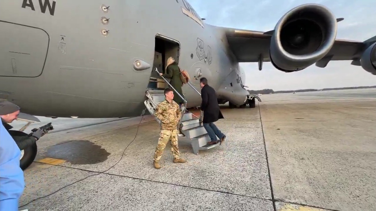 美国国防部长海格塞斯乘坐C17运输机前往德国斯图加特，进行担任防长后的第一次出国