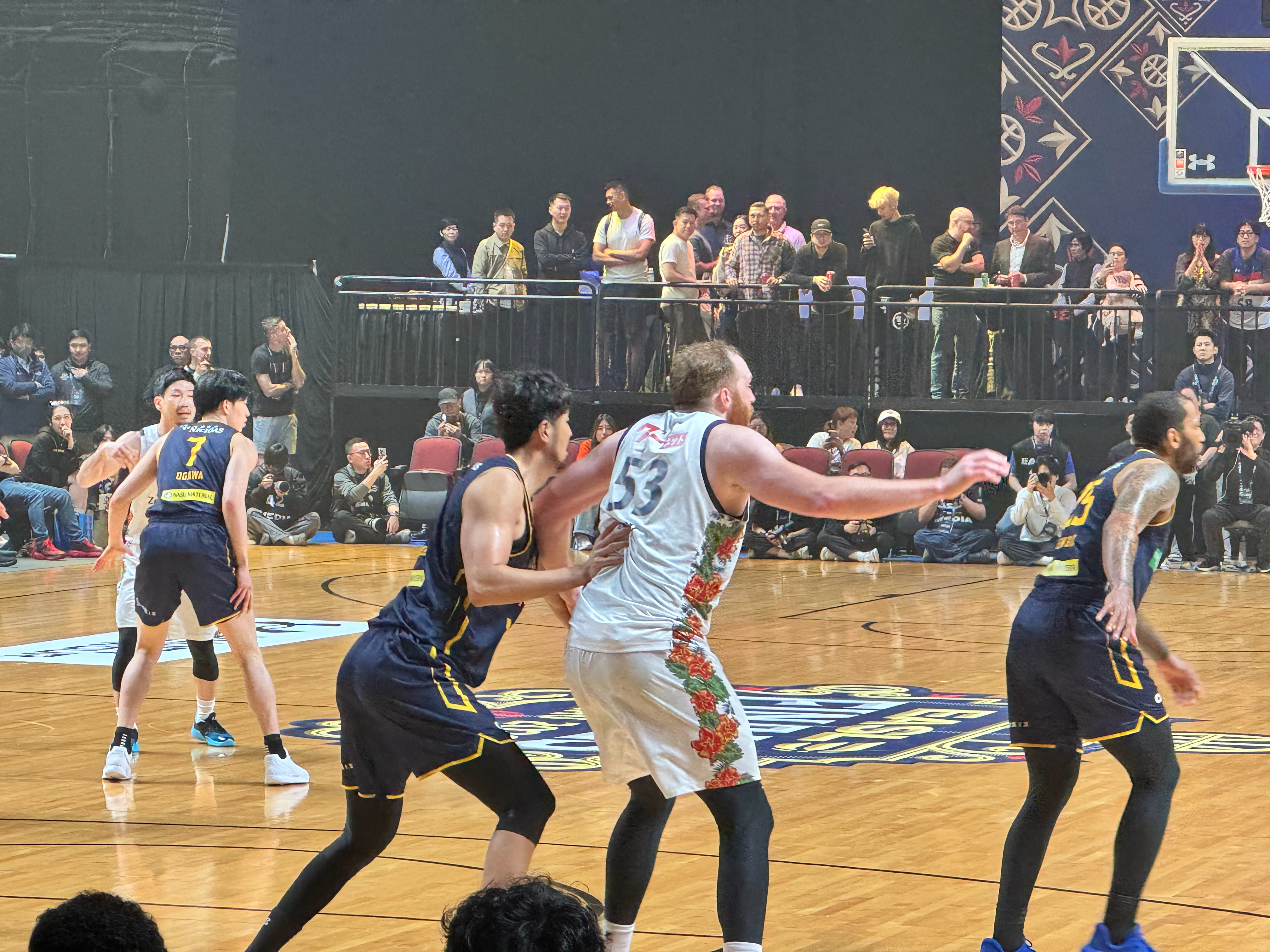 没想到这个比赛还看到了一个“老熟人”，前段时间被我们中国男蓝欺负的日本国家队中锋