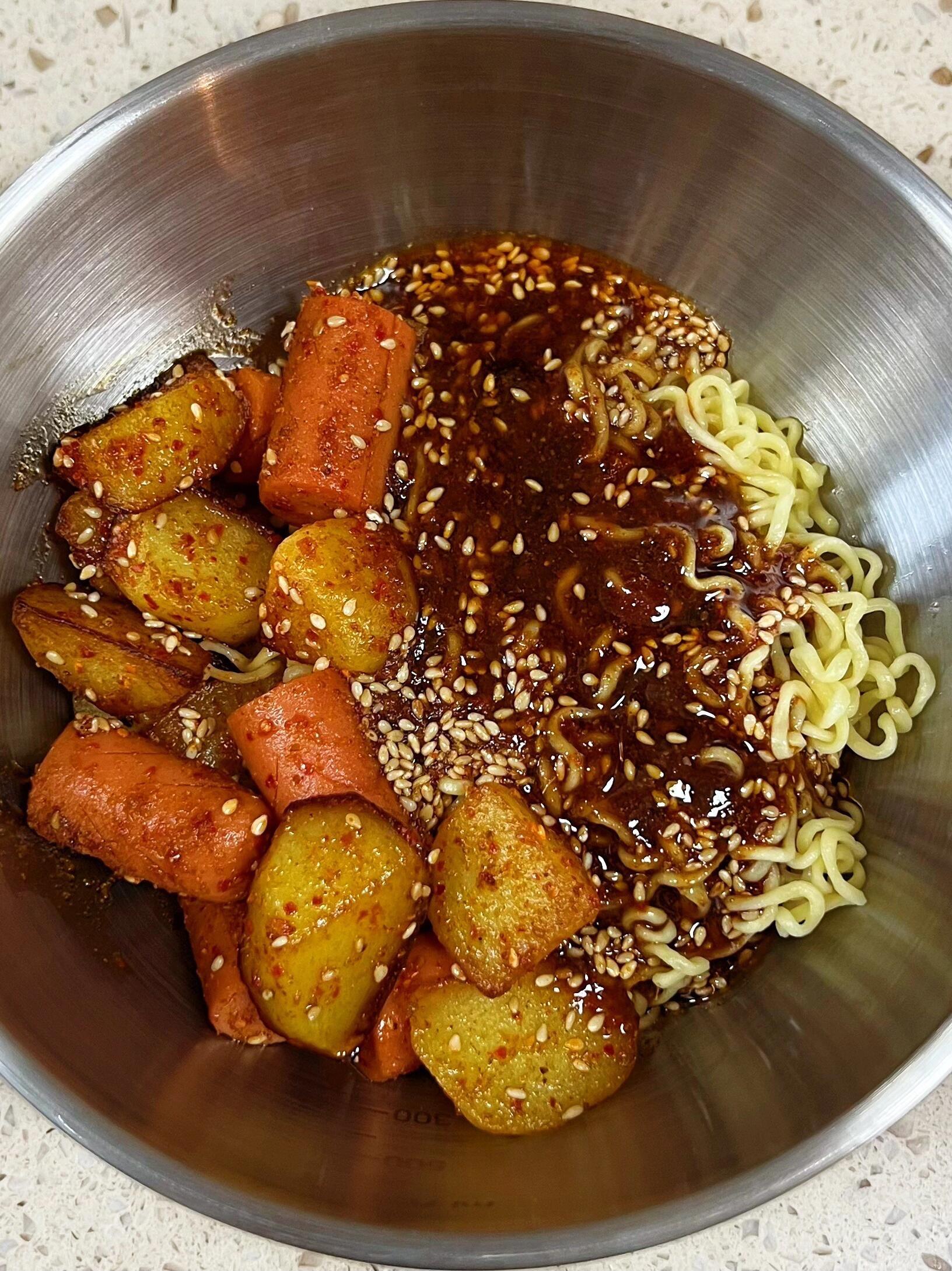 天热就想吃一口酸孜然火腿拌面❗️太过瘾❗️最近天气开始越来越热啦！ 天...