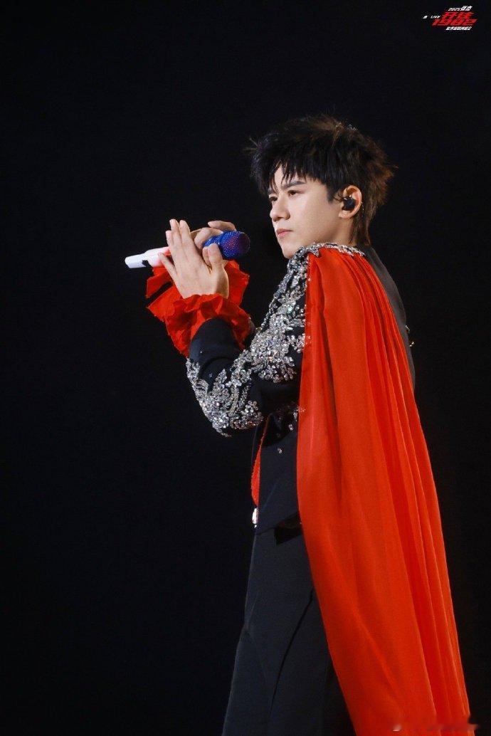 张杰张杰舞台的故事从这片树叶启程 沉浸式音乐之旅！张杰发光树叶预告，澳门跨年演唱