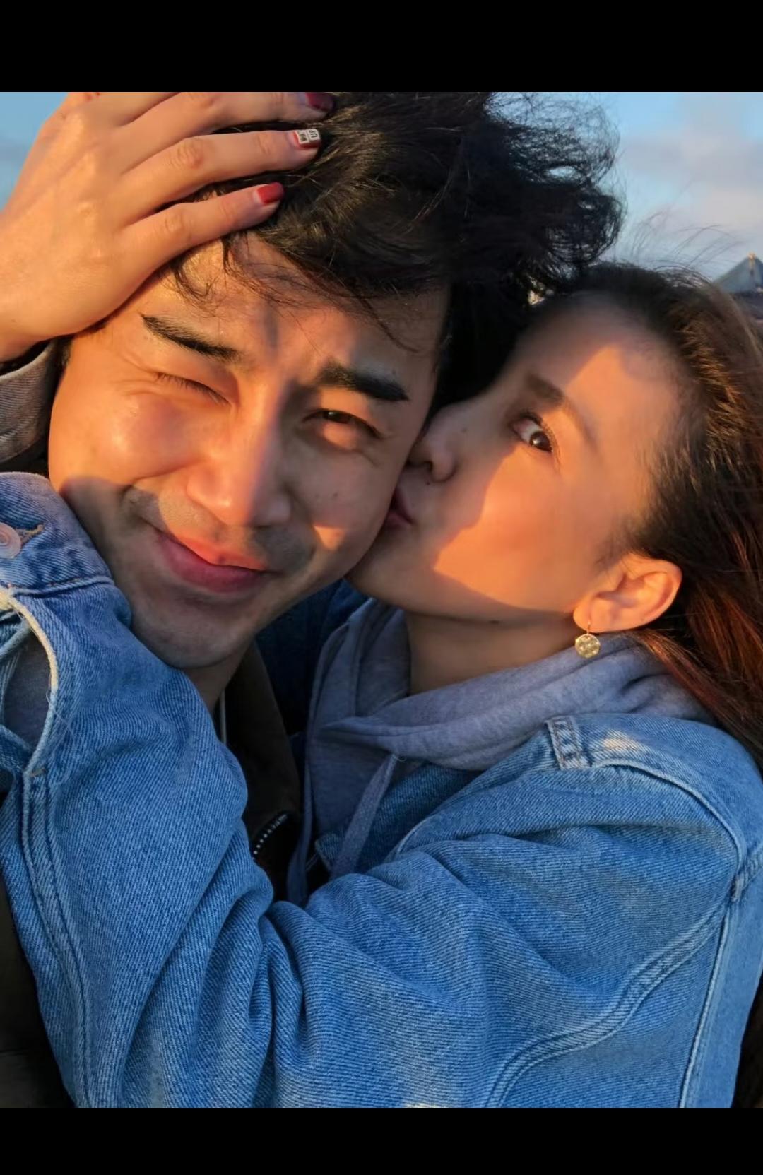 当年以为她的婚姻应该是她下嫁！
没想到她老公也是娱乐圈的偶像派演员呢，看长相这一