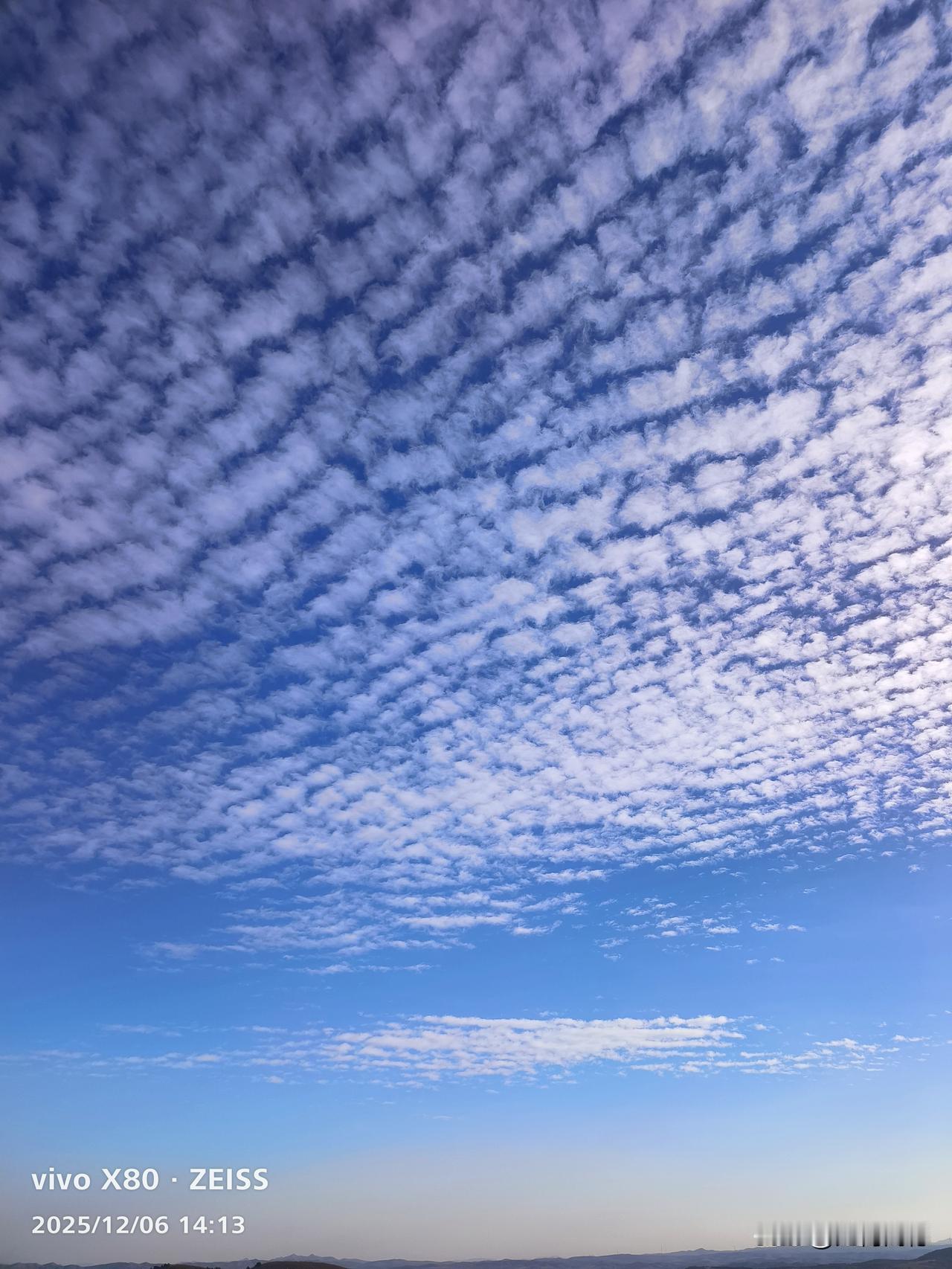 非常喜欢这样的云，天上一点风也没有，这么漂亮的云彩，不知道是如何形成的，看到这样