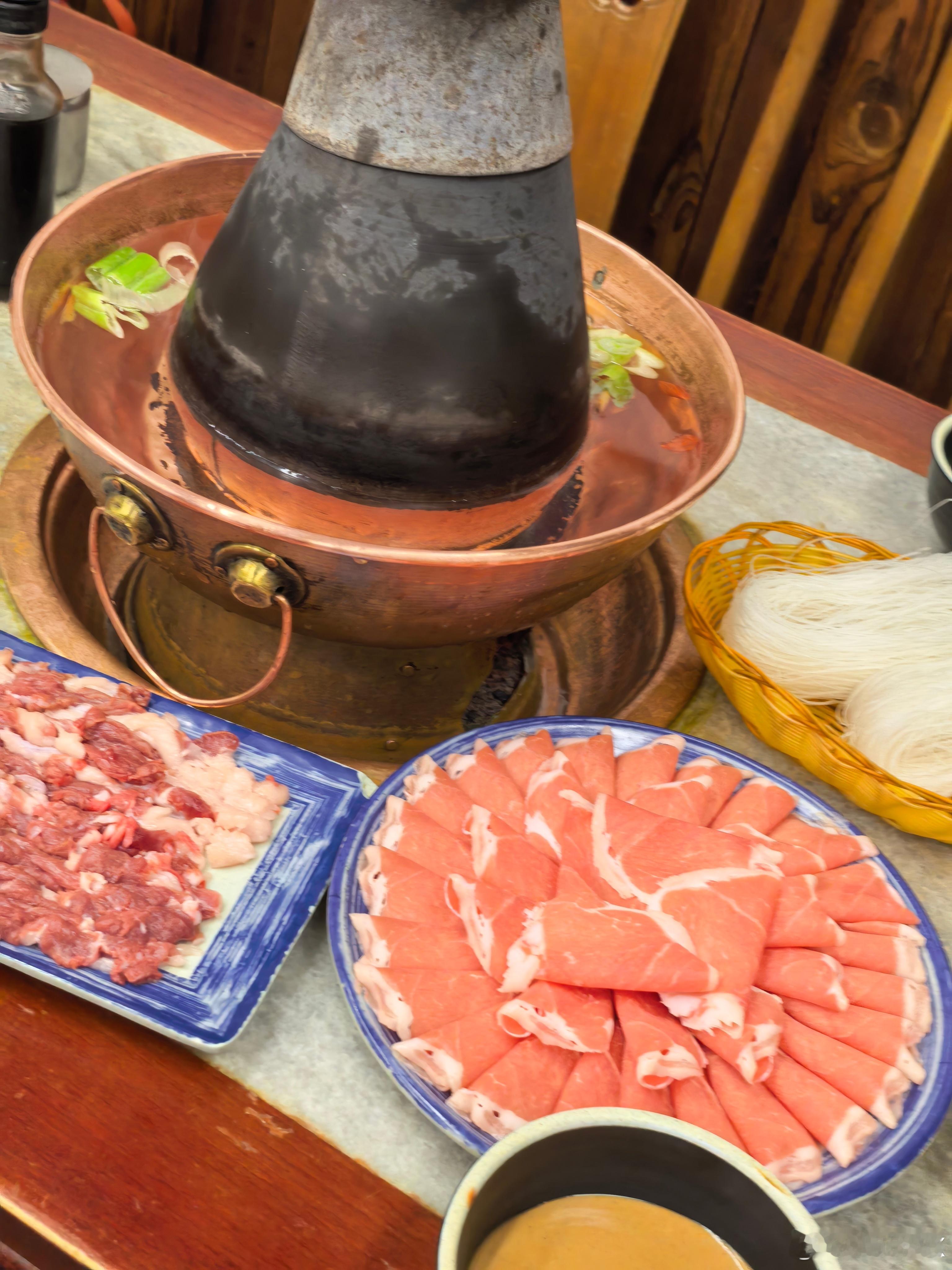 早朋友们太爱涮羊肉了，纯麻酱脑袋[老师好]昨天顺便路过了一下天安门，上次见到还是