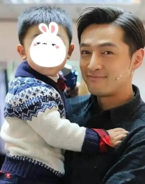 这下好了

不仅娱乐圈都知道了

就连全国人民也都知道了

胡歌近几日被传有二胎