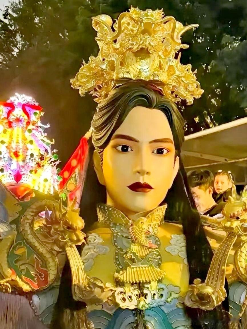 如今爆火的各类太子、世子神，究竟是传统民俗，还是当代杜撰出来的网红神明？
 
最
