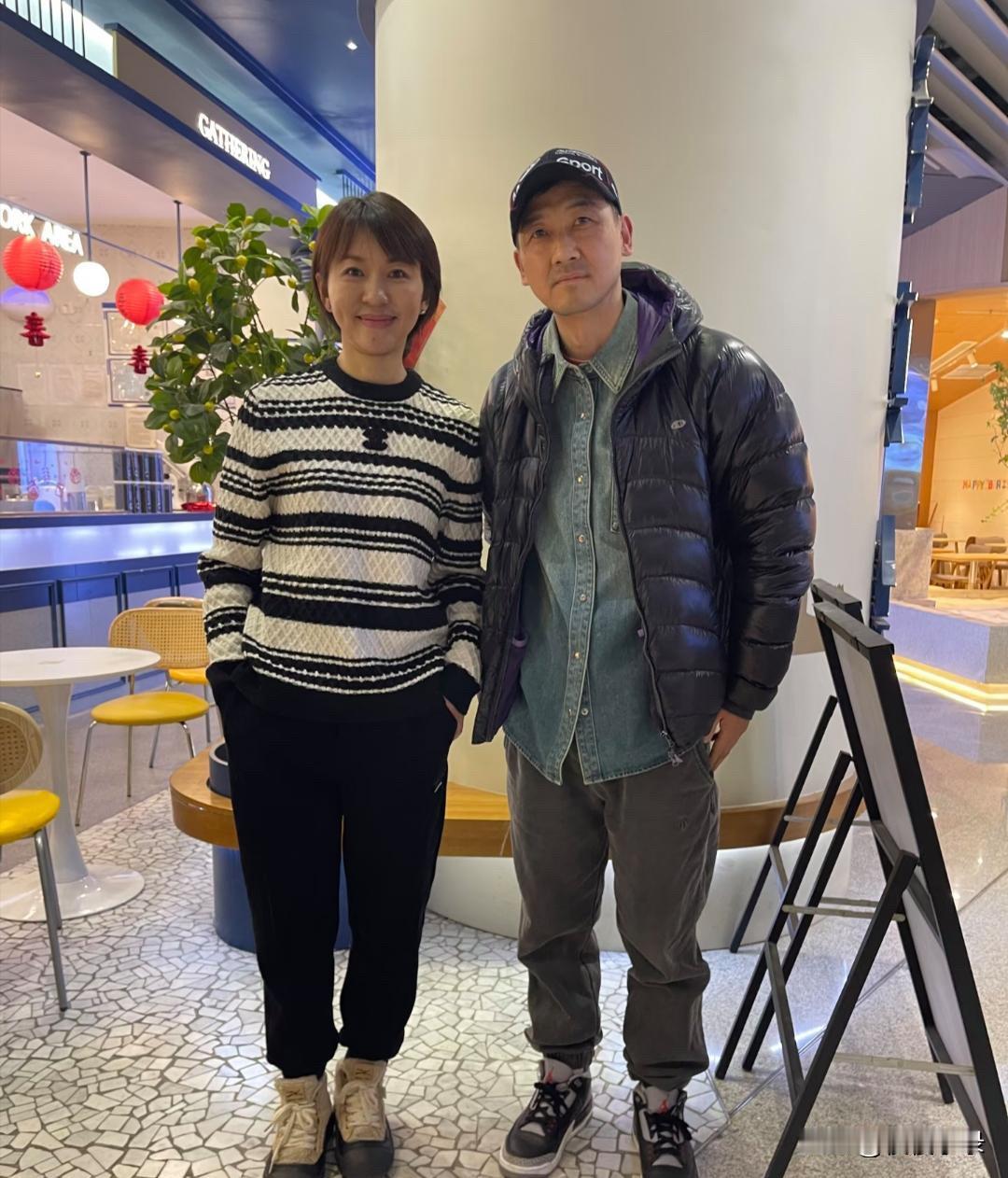 48岁欧阳夏丹在一家咖啡店被偶遇，她的打扮低调朴素，脸部素颜，肤色暗沉，皮肤状态