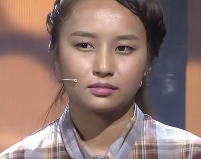 西藏女孩出生六个月，父母离异，把她丢给姑姑。2007年，姑姑实在养不起，把十岁的