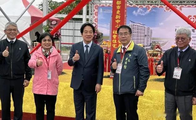 赖清德昨天窜往台南行色匆匆，赠匾，叩谢神恩，奠基，空谈承诺。13日，赖清德窜到台