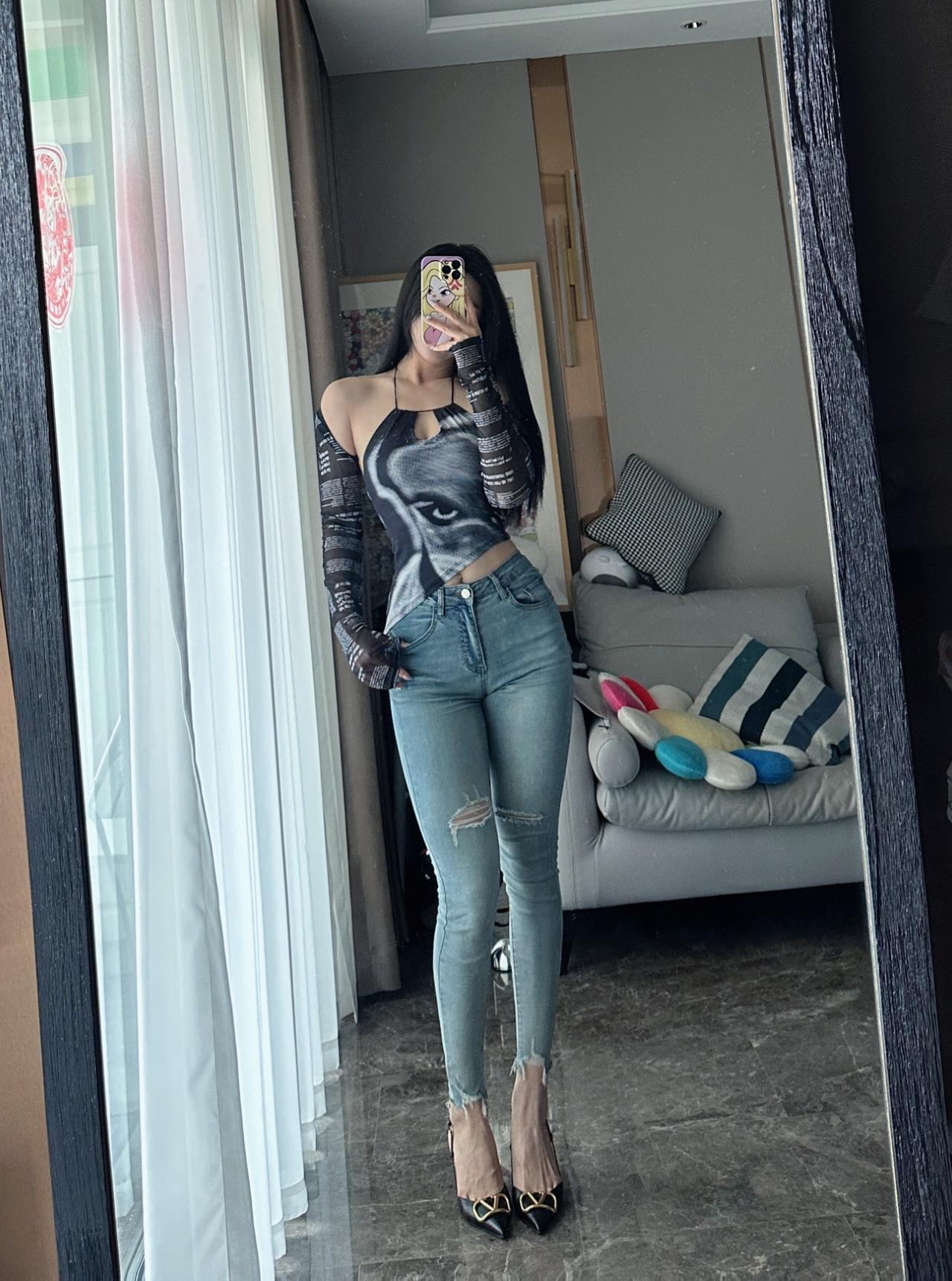 #紧身牛仔裤 #泰裤辣 #简约基础穿搭太耐看了