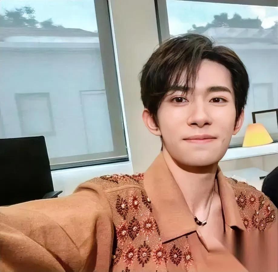 “残疾人角色=保送影帝？”王晶一句话把金鸡奖送上热搜。我听完却想摔手机：当“容易