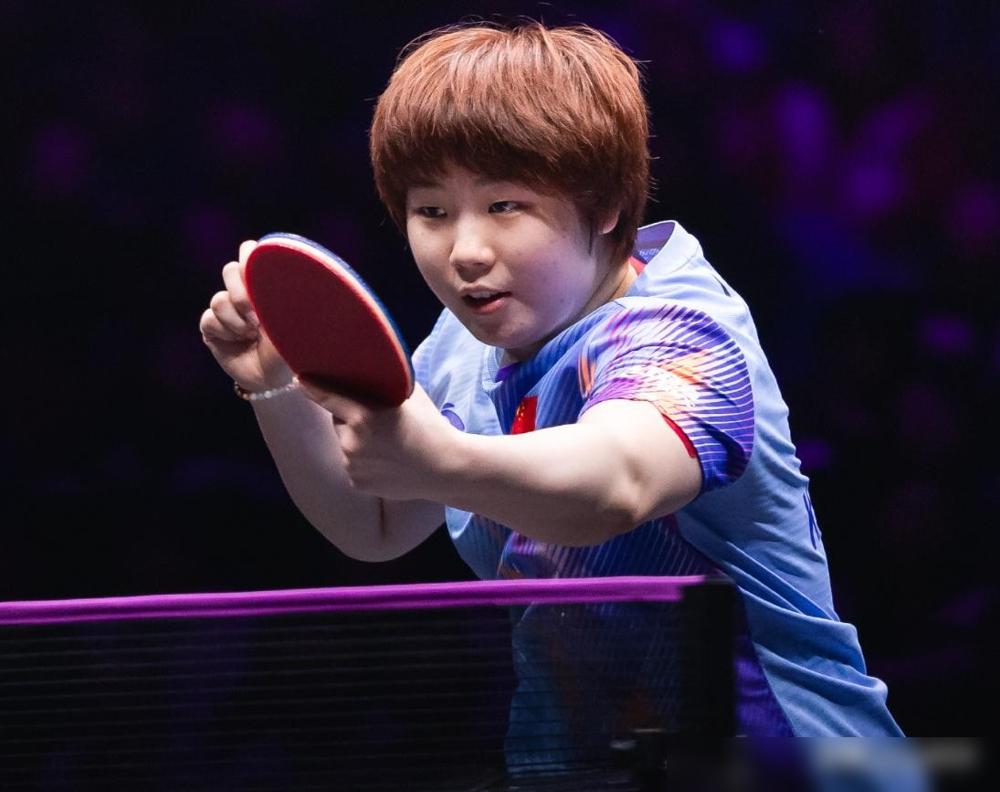 你见过对手父亲在自家地盘上鼓掌鼓到忘形吗？重庆冠军赛女单领奖台，站上去的是15岁