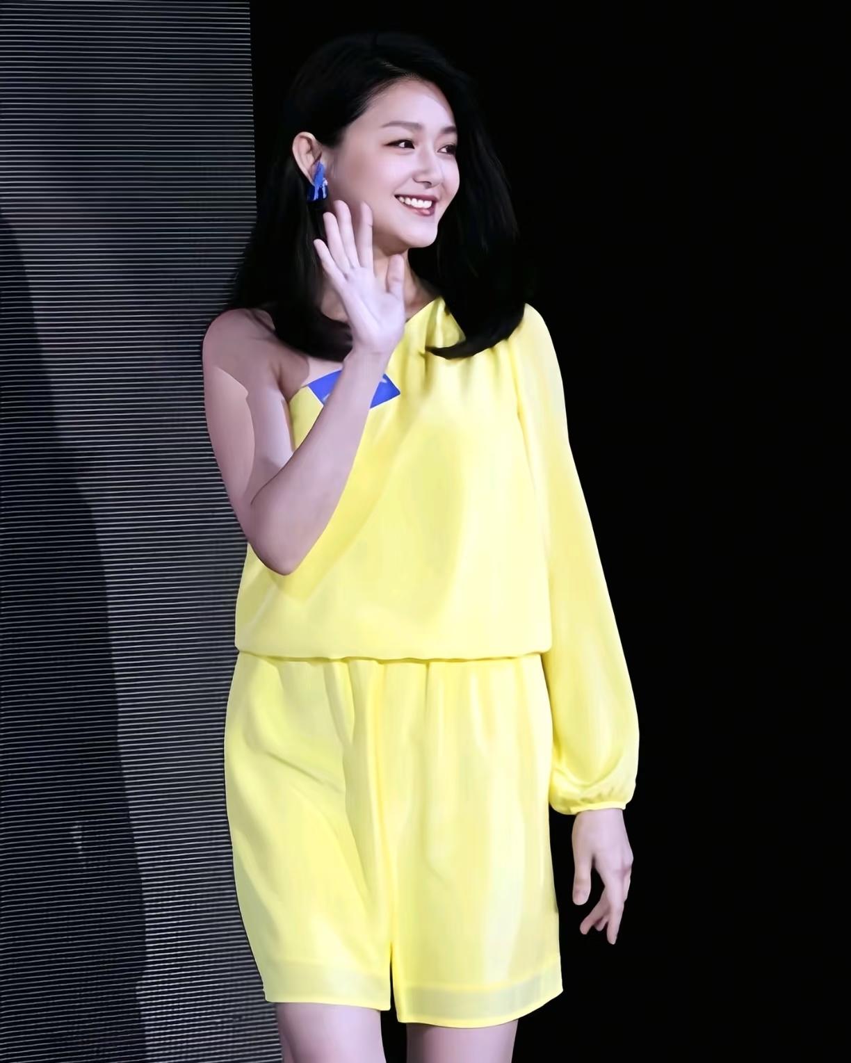 她家再没钱也不可能好学校都上不起，小s 的三个女儿都是国际学校，她随便卖个包学费