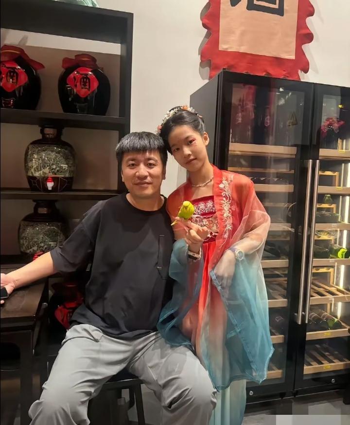 真的太心疼他的妻女了，他的离世，对这个家就是天崩地裂。
 
那个总骑小电驴接女儿