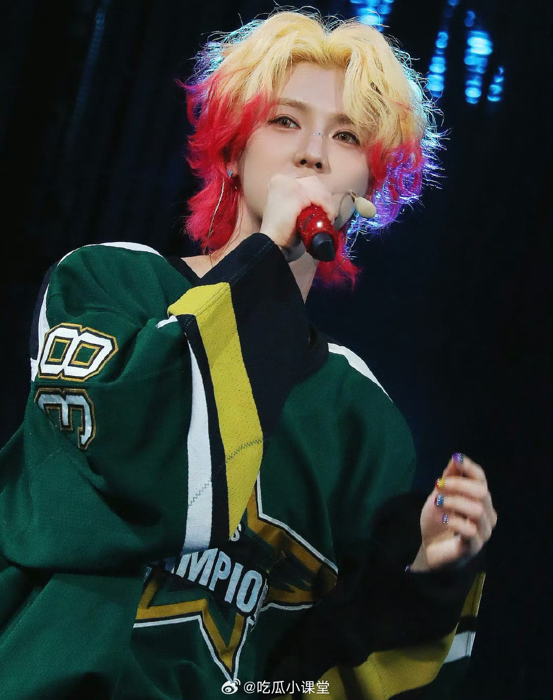 鹿晗被男粉喊老公的反应鹿晗演唱会上被男粉喊老公。听到这声老公以后鹿晗的反应也太可