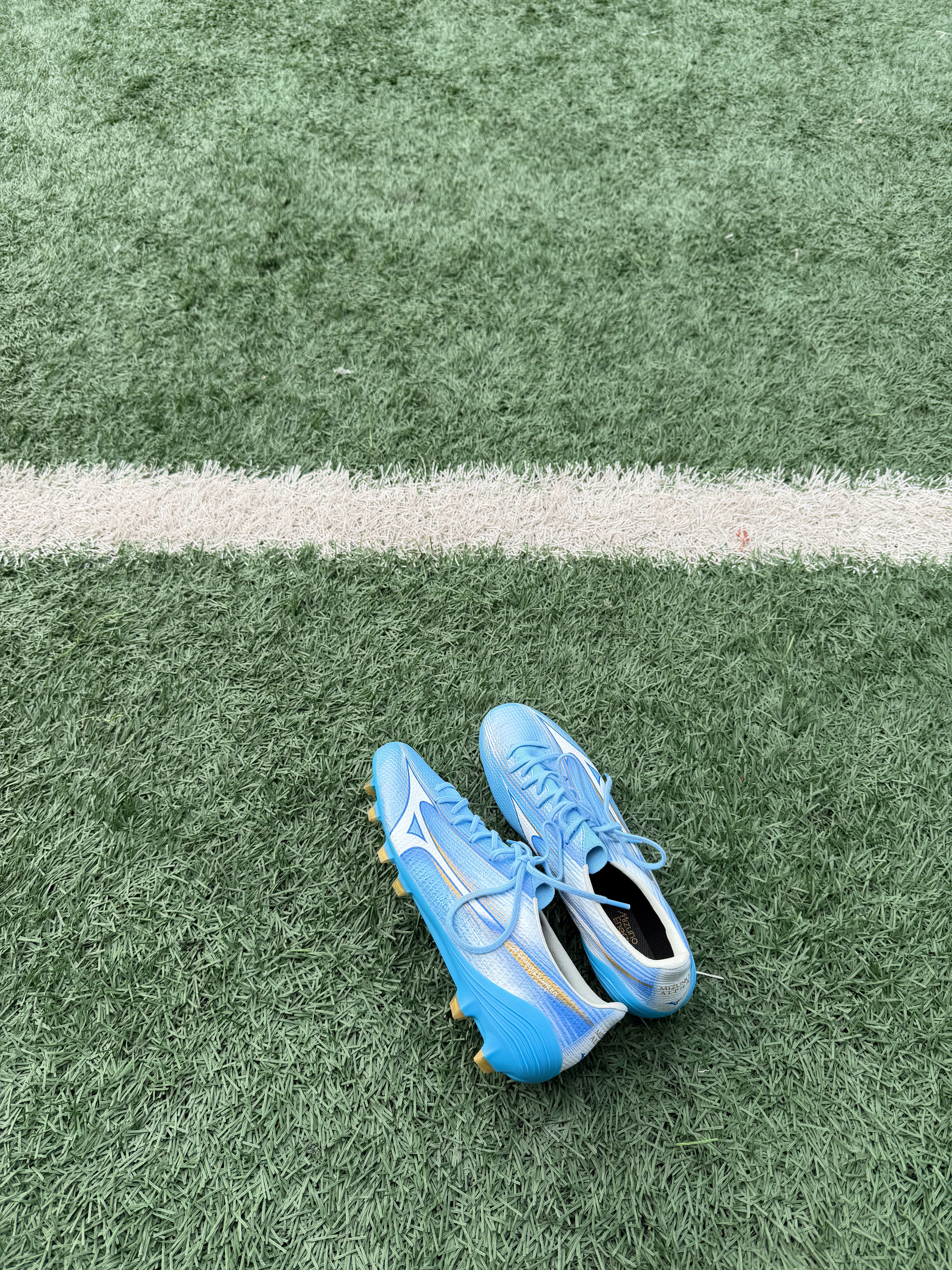 第一次穿了15分钟就换了鞋，以为这双非袋鼠皮美津浓球鞋需要磨合多场，没想道第二场