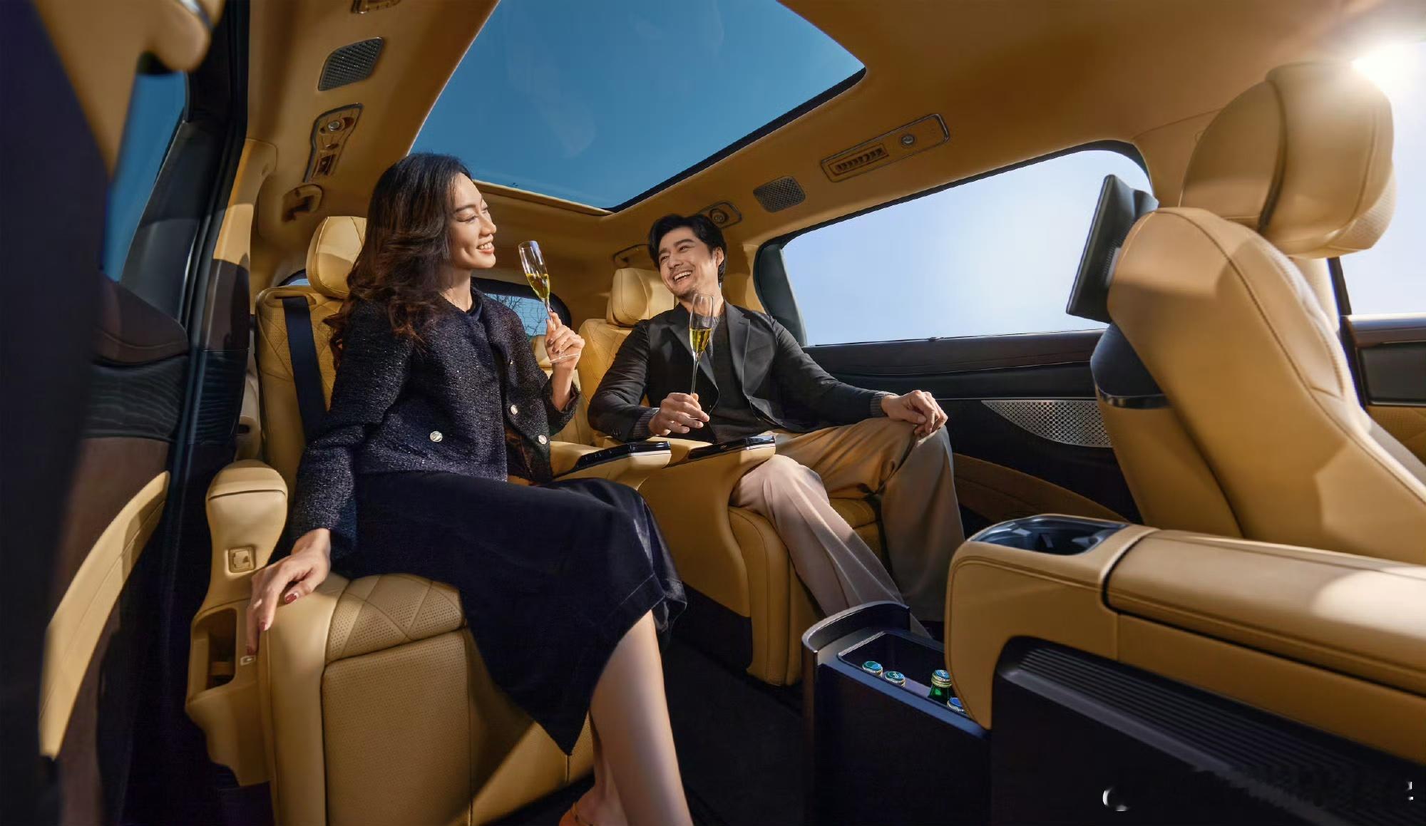 11月29日，腾势汽车在郑州赛车场举办交付活动，宣布腾势D9达成第30万辆交付里