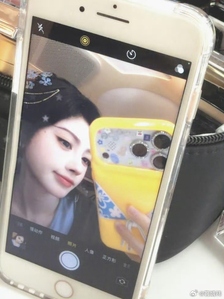 鞠婧祎比基尼手机壳他的手机壳一直都很好看！ 