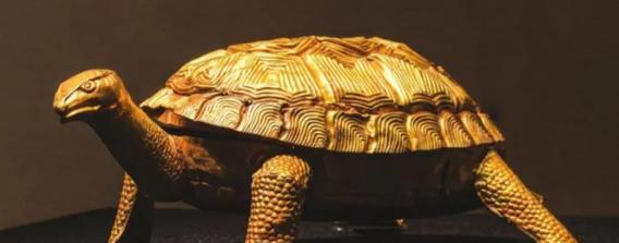 1988年，四川绵竹，一名工人挖地基时，突然翻出一只用金子做的乌龟，见无人注意，