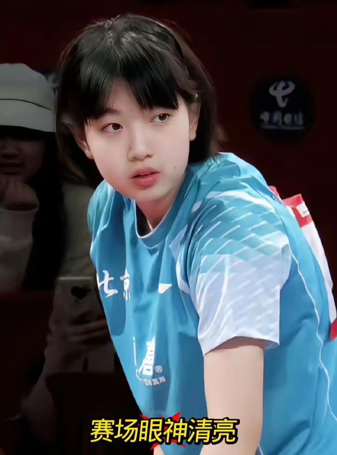 国乒又出现一位美女新星！在太原常规挑战赛赛场上，有一个小队员引人关注，她不仅球打