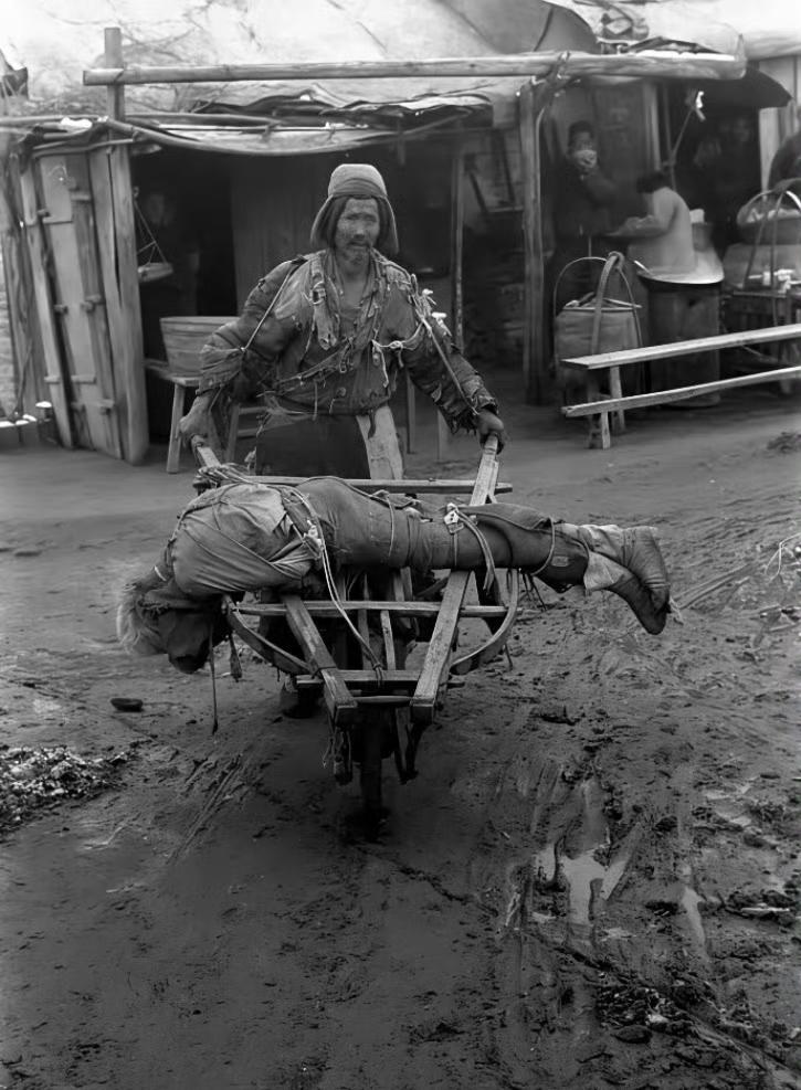 看完心揪死！这是美国记者白修德，冒死拍下的1942河南大饥荒原生影像。
就因为曝