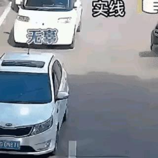 奔驰车硬是要加塞，明明两车之间的距离很小，但却硬是要往里面加。
但是后车也不甘示