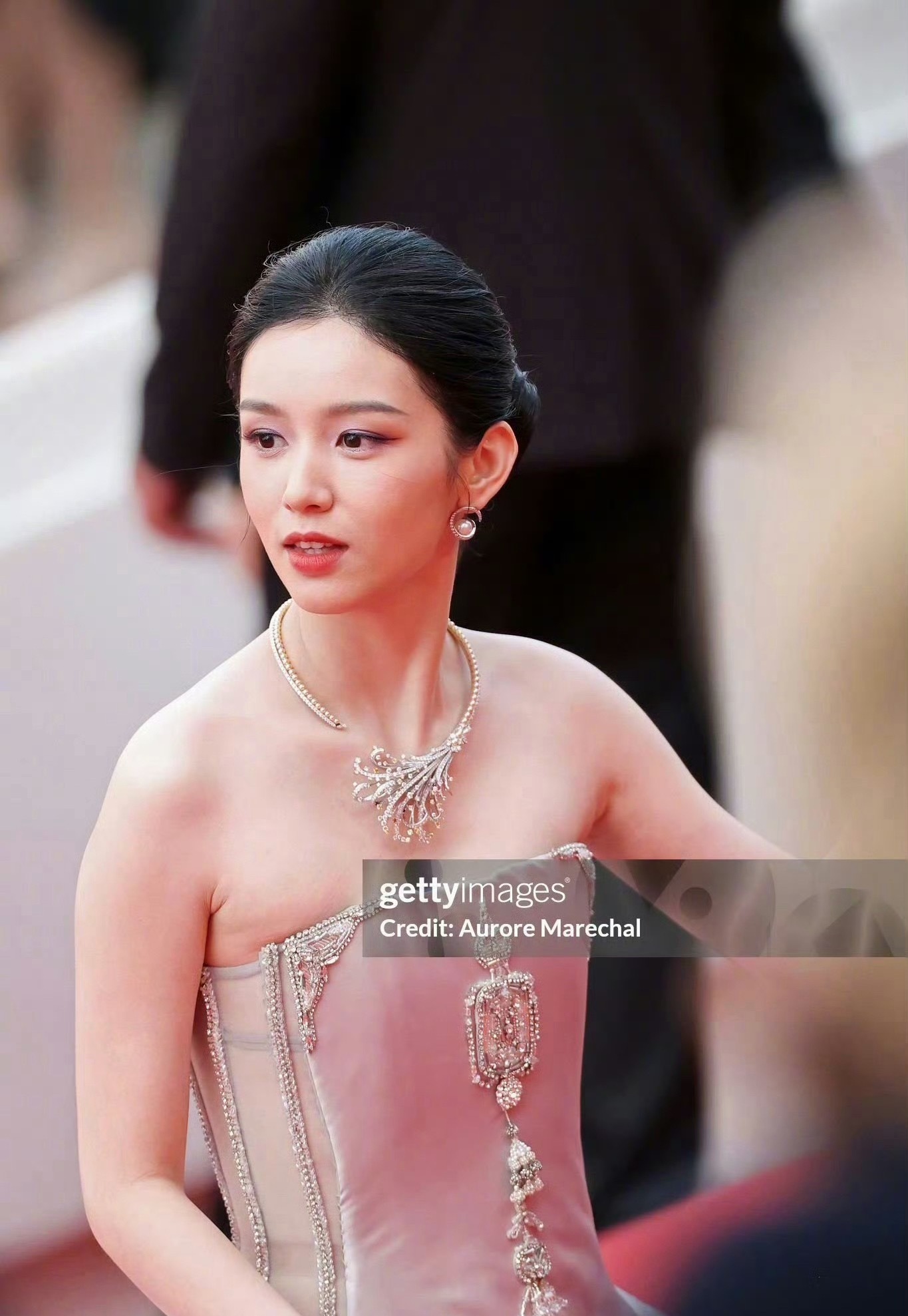 周也戛纳电影节G社生图周也戛纳红毯生图状态 周也这套裙子穿在周也的身上……简直天
