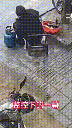 若没监控，这事还真说不清楚！

黑衣大爷起身时，屁股把凳子带错位了不自知，再想坐