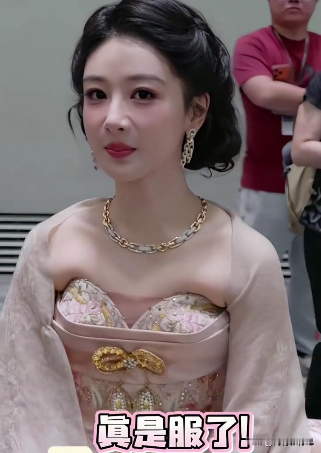 杨紫这穿的什么服装，为什么会弄成这样呢，本来很好看的一个姑娘，被化妆师弄的像一个