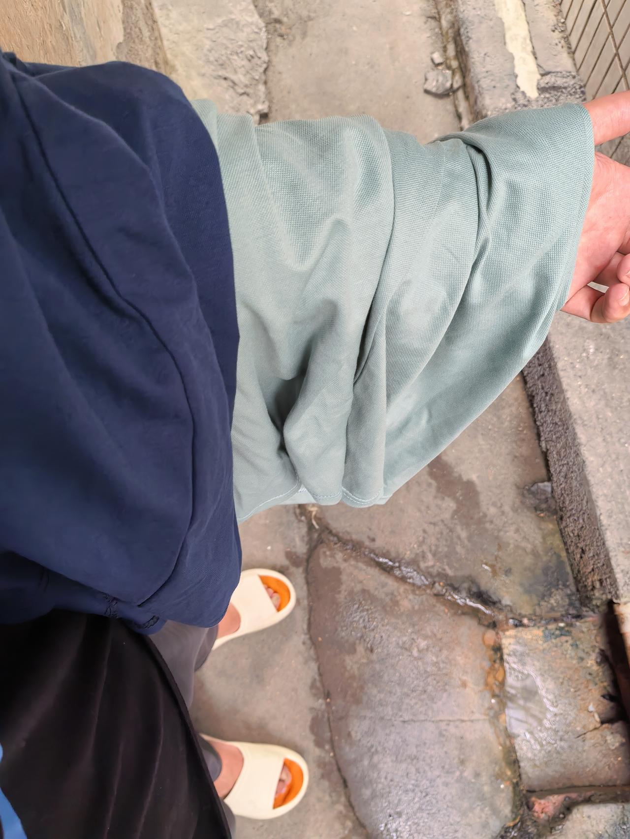 现在摊位上的衣服价格是真的卷，昨天买了两件短袖才20块钱。昨天下午5点多去菜市场