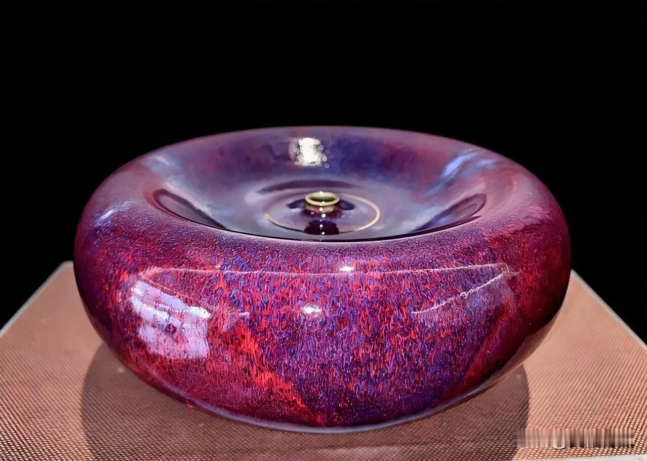 赏石 品佳作 
质、色、形、纹、韵
南瓜瓶  陶瓷31×31×16cm  杨国政